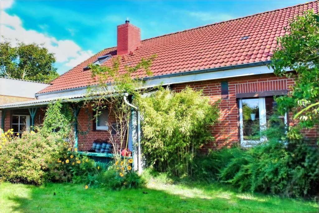 Immobilie in Wesselburen - Cooles Haus mit Einliegerwohnung, Nebengebäude und Garagen! - Bild 0