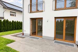 MODERNES  FAMILIENHAUS IM GRÜNEN
