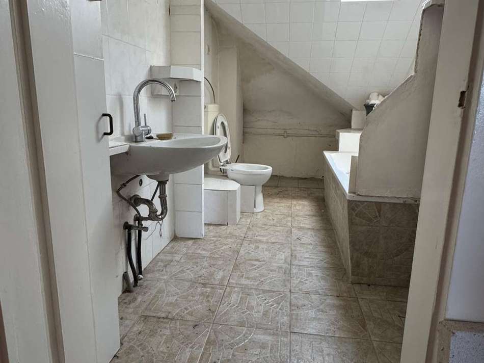 Wohnung rechts Badezimmer