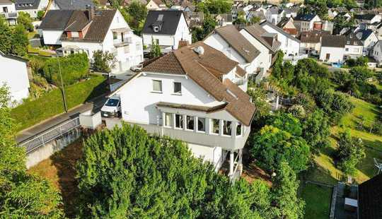 Bild von Einfamilienhaus in Hanglage mit einzigartiger Aussicht