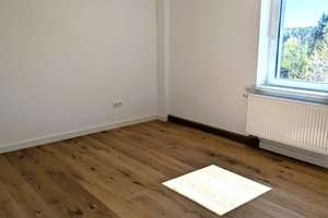Exklusive Doppelhaushälfte NEU SANIERT! Mit Garage, Einbauküche und Garten! – Bad Stebener Straße 14, 95192 Lichtenberg – Vorschaubild 6