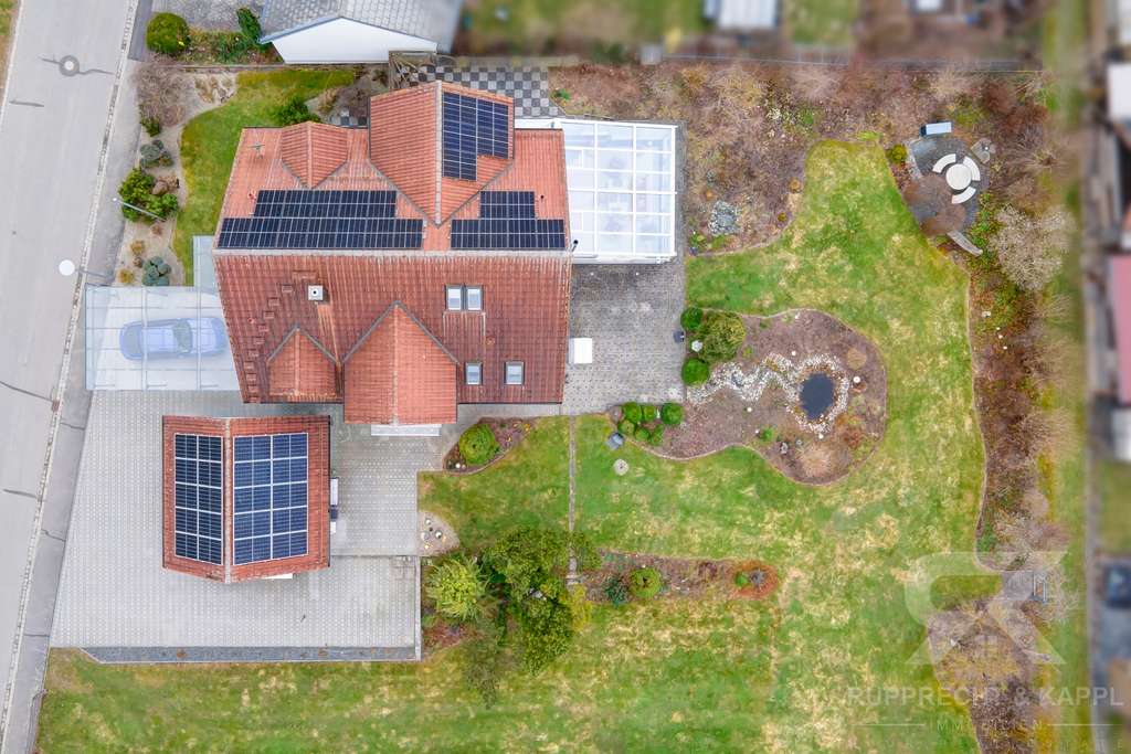 Immobilie in Moosbach - Exklusives Ein- bis Zweifamilienhaus mit Wintergarten & PV Auf Filetgrundstück in begehrter Wohnlage - Bild 2