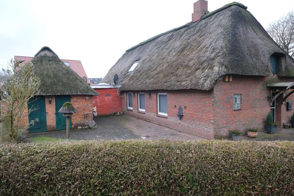 Immobilie in Goosefeld - Wohnen unter Reet: Kleine Reetdach-Doppelhaushälfte im alten Dorfkern von Goosefeld - Bild 1
