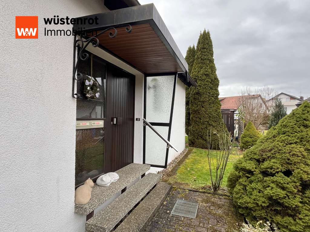 Immobilie in Mutlangen - Gepflegtes Zweifamilienhaus mit großzügigem Grundstück, Terrasse, Balkon und Garage in Mutlangen - Bild 3