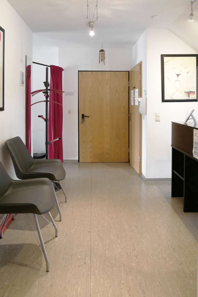 Immobilie in Kaufungen - Oberkaufungen/Bestlage Großzügige Etage mit Balkon und Fahrstuhl zur individuellen Nutzung - Bild 2