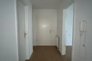BEZUGSFREI! Ruhige Lage! 2-Raum-Wohnung mit Separate Küche und Tiefgarage, zu verkaufen! – Dresden – Vorschaubild 5
