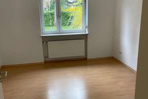 Charmante 3,5-Zimmer-EG-Wohnung mit großem Garten in Trudering – Die vollständige Adresse der Immobilie erhältst du vom Anbieter., 81825 Gartenstadt Trudering, München – Vorschaubild 2