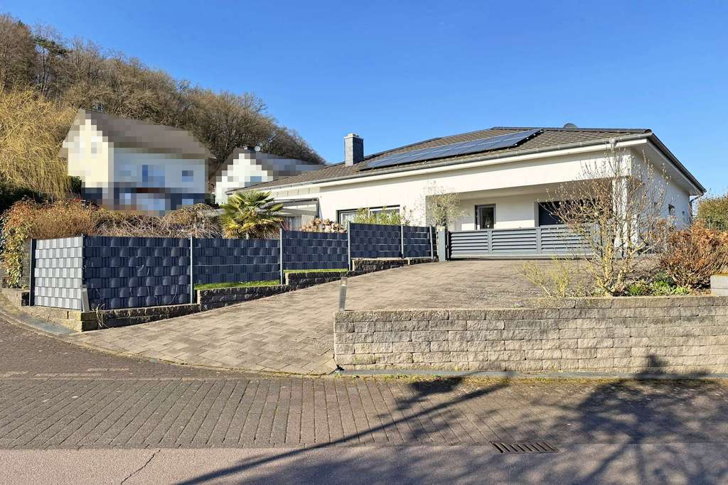 Immobilie in Trassem - Trassem: Exklusives Bungalow mit Garage, zwei Carports und großem Garten als weiteres Bauland - Bild 1