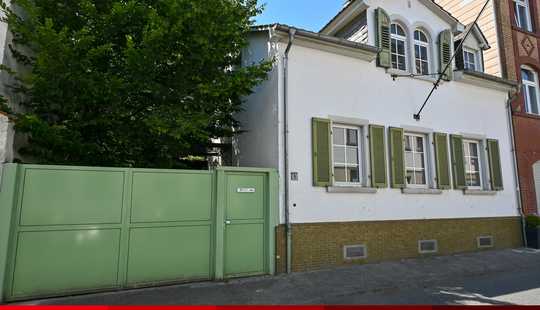 Bild von Wiesbaden-Biebrich: Einfamilienhaus mit Nebengebäuden in Stadtlage!