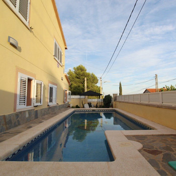 Haus mit Pool und Grillplatz