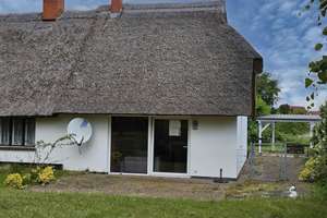 Reetdach-Idylle am Saaler Bodden! Doppelhaushälfte mit großem Grundstück & Ausbaupotenzial – Die vollständige Adresse der Immobilie erhältst du vom Anbieter., 18317 Saal – Vorschaubild 1
