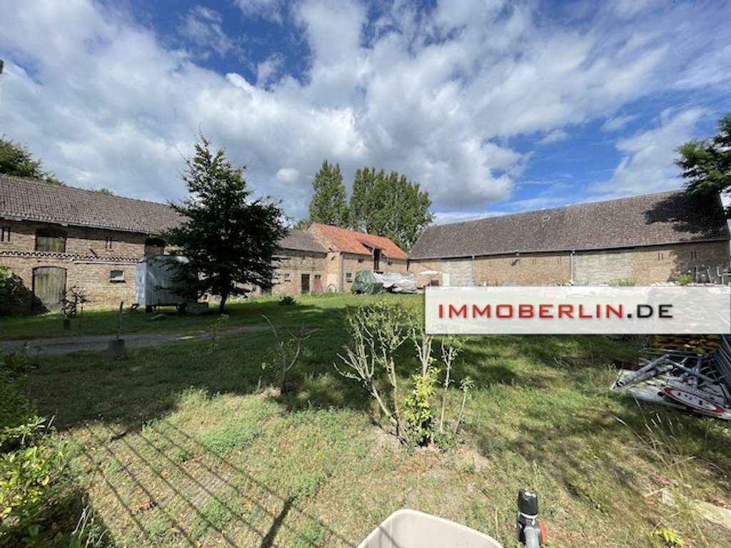 IMMOBERLIN.DE - Großzügiges Baugrundstück für Wohnbebauung + Scheunen für gewerbliche Nutzungen