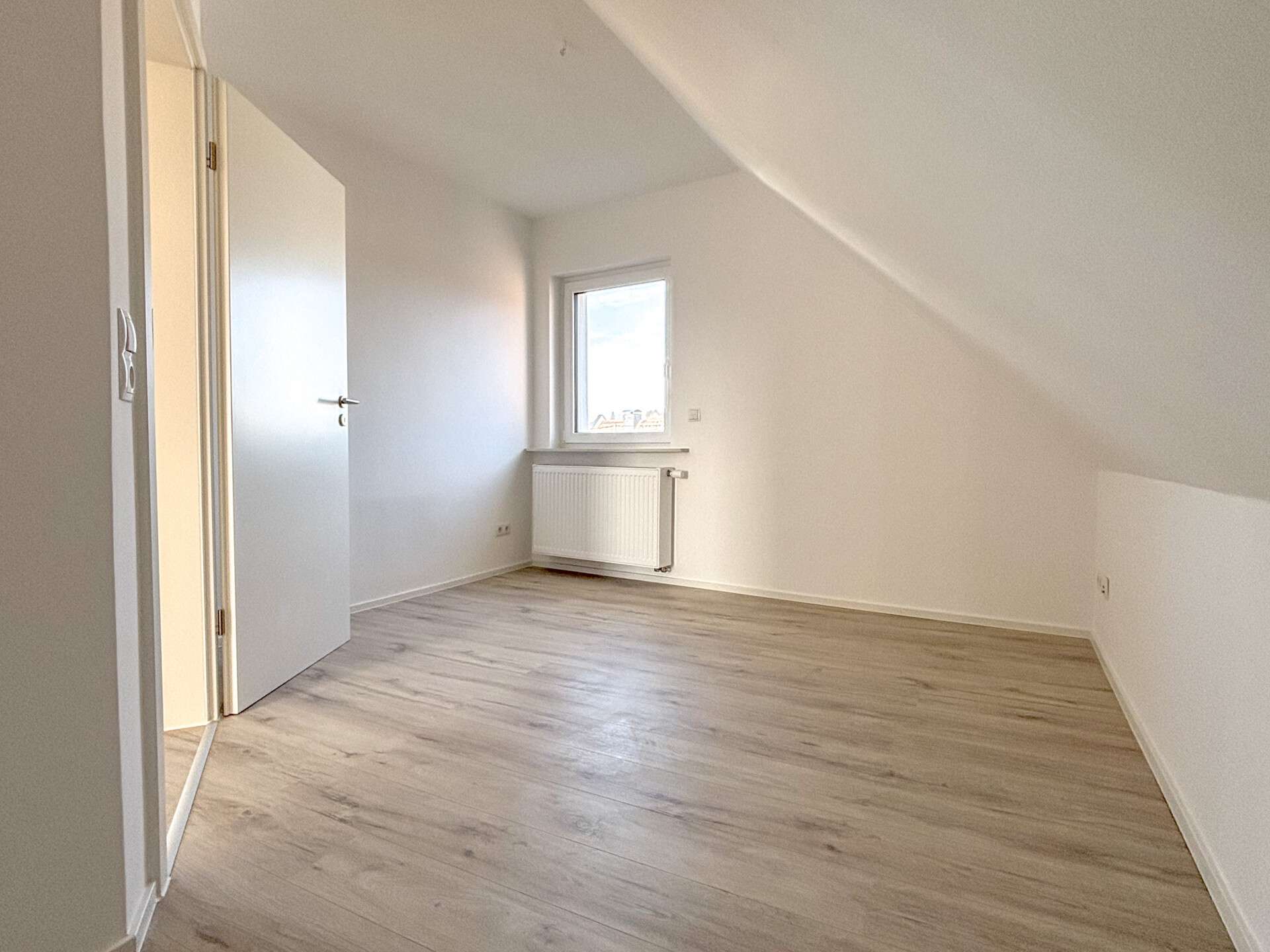 Immobilie in Wirges - Einziehen & genießen: Modernisiertes Zweifamilienhaus mit Photovoltaikanlage, Garage und Terrasse - Bild 7