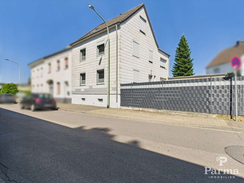 Immobilie in Kreuzau - Solides Einfamilienhaus mit Halle zur gewerblichen Nutzung und Erweiterungspotenzial in Kreuzau - Bild 1