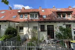 Charmantes Reihenmittelhaus mit ausgebautem Dachgeschoss, modernisierter Heizung und Garage