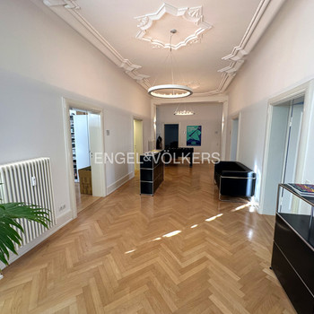 Altbaucharme: Stilvolles Büro direkt auf der Augustaanlage!