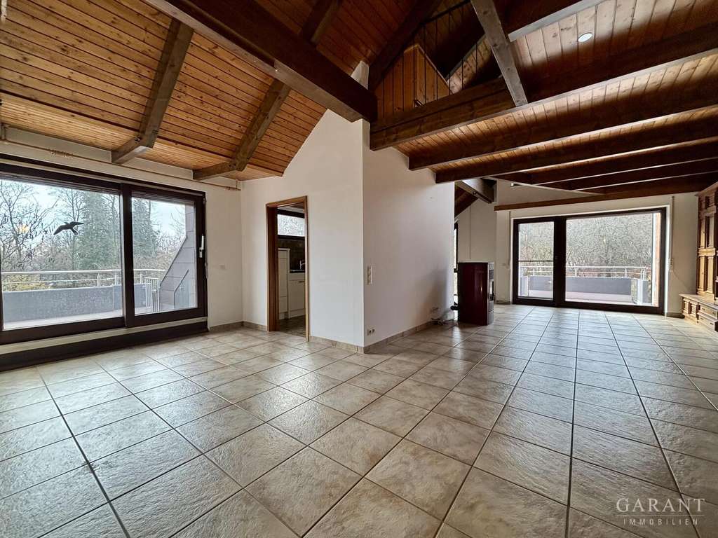 Immobilie in Weil der Stadt - Großzügige 5 Zimmer-Maisonette-Wohnung mit Galerie, Kamin und zwei Balkonen mit herrlichem Ausblick - Bild 2
