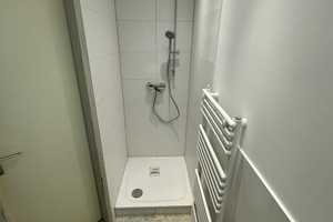 Saniertes und teilmöbliertes Studioapartment, Strom inkl., Balkon, Einbauküche und neuem Bad – Bernhard-Feilchenfeld-Straße 13, 50969 Köln – Vorschaubild 4