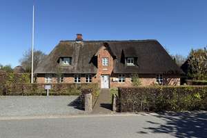 Ein norddeutsches Original – Stilvolles Reetdachhaus mit Einliegerwohnung, Werkstatt , Garagen und m – Die vollständige Adresse der Immobilie erhältst du vom Anbieter., 25821 Breklum – Vorschaubild 2
