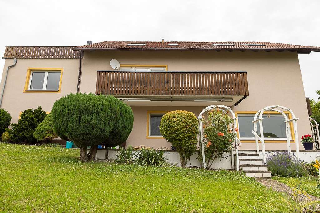 Immobilie in Markt Taschendorf - Großes Einfamilienhaus mit wunderschöne Aussichten auf den Steigerwald - Bild 2