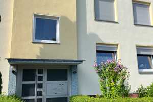 Geschmackvolle, vollständig renovierte 2,5-Zimmer-Wohnung mit Balkon und Einbauküche in Duisburg