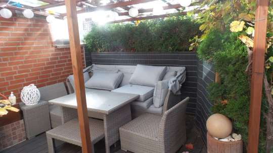 Überdachte Sitzecke im Garten Überdachte Sitzecke im Garten