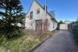 Neuer Preis! Gemütliches Einfamilienhaus mit Garage und Teich – Die vollständige Adresse der Immobilie erhältst du vom Anbieter., 24620 Bönebüttel – Vorschaubild 1