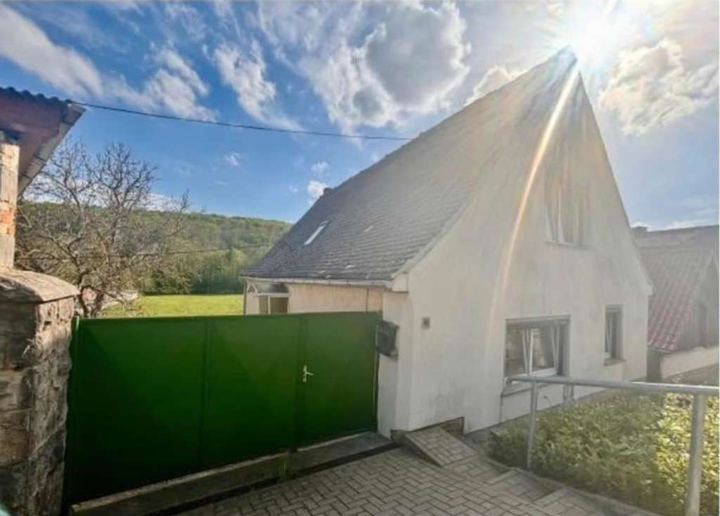 Immobilie in An der Poststraße - Einfamilienhaus mit großem Grundstück und Wald, mit angrenzendem Bachlauf - Bild 1