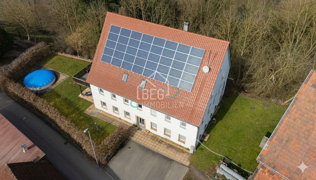 Immobilie in Neuenstein - Großzügiges Zweifamilienhaus mit Scheune, Nebengebäuden und weitläufigem Grundstück - Bild 1