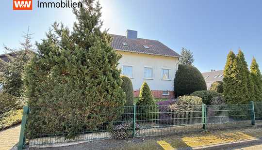 Bild von Auf einem schönen großen Eckgrundstück steht dieses sanierunsbedürftige 2-Familienhaus mit 2 Garagen