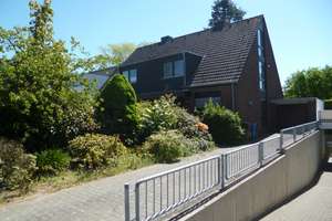 Lage, Lage, tolles Haus, toller Garten - großes Grundstück mit Garage