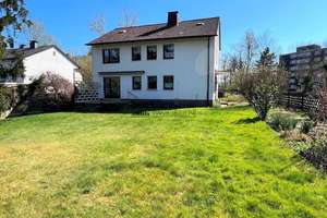Sehr gepflegtes Zweifamilienhaus mit schönem Garten und Garage!
