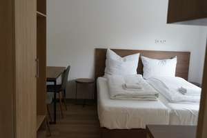 Doppelzimmer-Apartment möbliert im Erdgeschoss vorne rechts