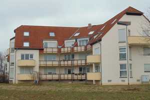 Gut aufgeteilte 2 Raum-Wohnung in ruhiger Wohnanlage. Mit Balkon und KFZ-Stellpatz – In den Weiden 19 a, 99090 Erfurt – Vorschaubild 1