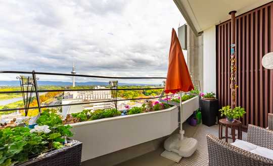 Skyline Living: 2-Zimmer-Wohnung mit Panorama und 2 Balkonen!