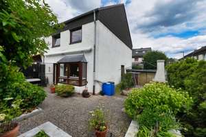 Gepflegtes Reihenendhaus mit ausgebautem Dachgeschoss, Garage und sonnigem Grundstück