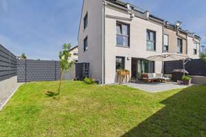 Mehr als ein Reihenhaus: KfW-55-Effizienzhaus mit Garten, Wellnessbad, PV und flexibler Aufteilung
