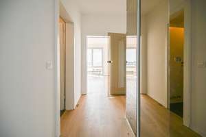 Urban wohnen mit Weitblick: Drei-Zimmer-Wohnung mit Loggia, Balkon und Schwimmbad in Düsseldorf – Die vollständige Adresse der Immobilie erhältst du vom Anbieter., 40470 Mörsenbroich, Düsseldorf – Vorschaubild 9