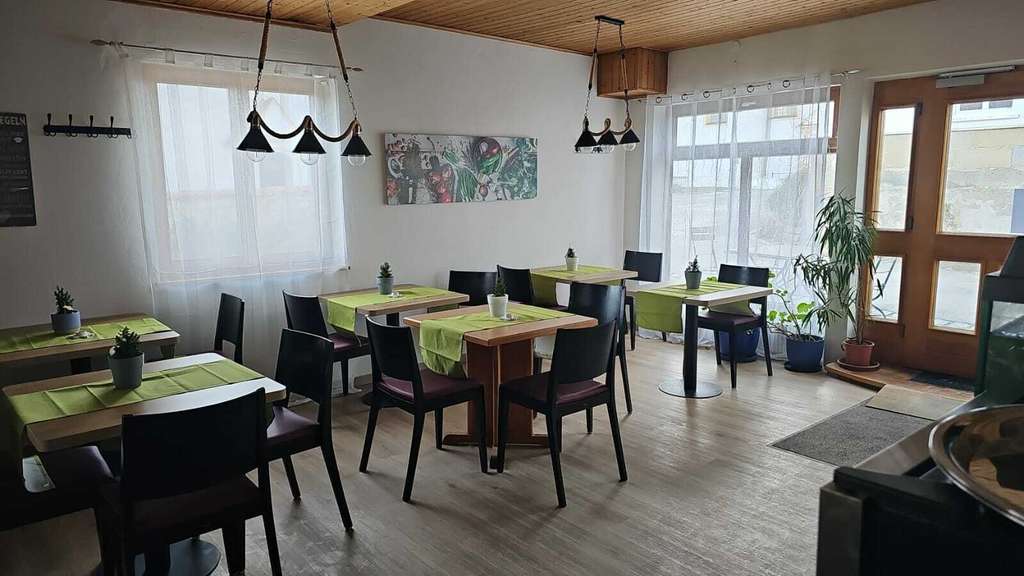 Immobilie in Bernbeuren - Attraktives Mehrfamilienhaus mit zwei profitablen Gewerbeeinheiten – eine Top-Investitionsmöglichkei - Bild 2