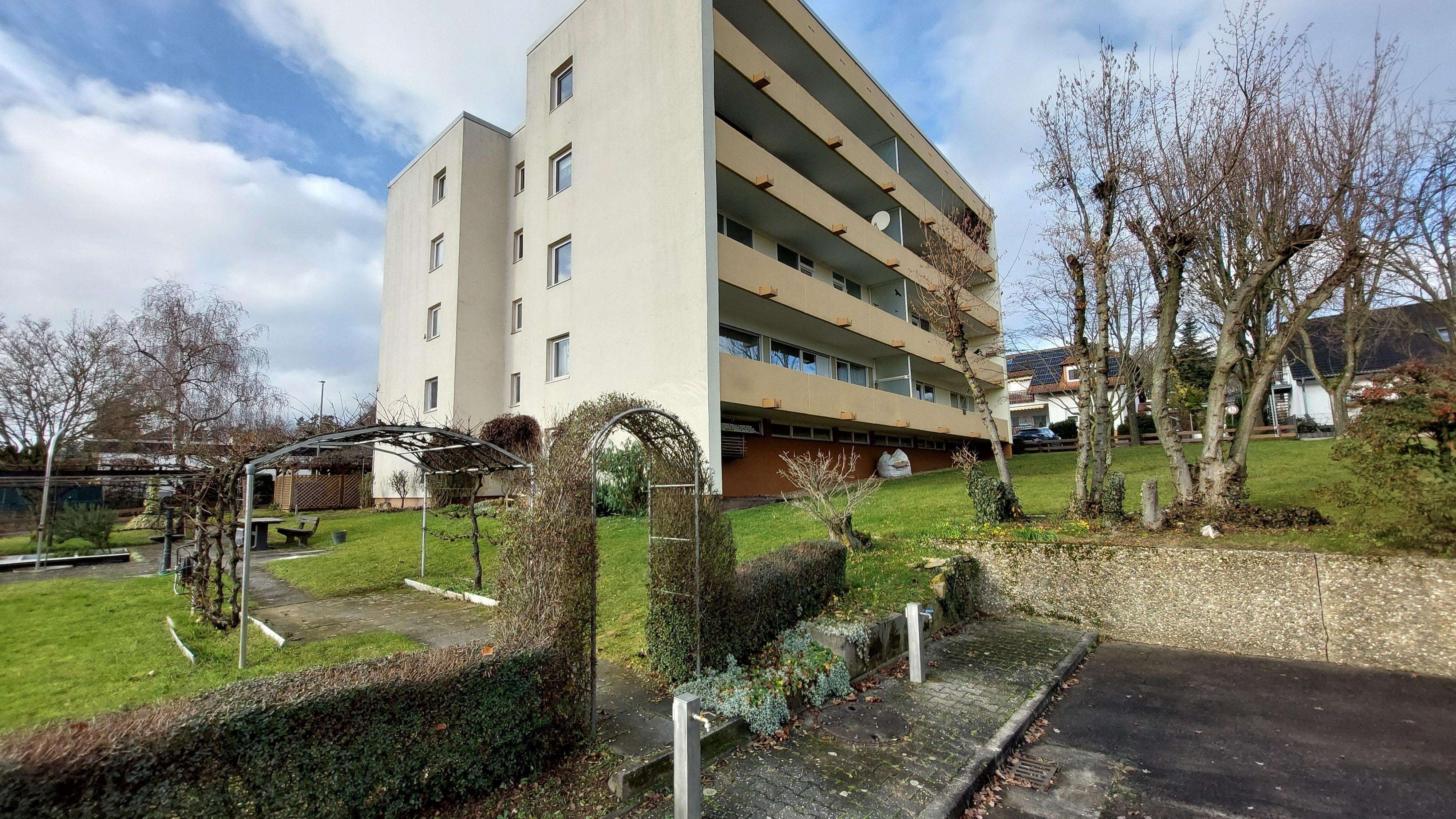 Gut geschnittene 3-Zimmerwohnung mit großem Balkon, Main Taunus Kreis – Bild 2