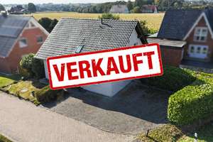 VERKAUFT! Familiengerechtes Einfamilienhaus mit pflegeleichtem Garten und 3 Stellplätzen – Die vollständige Adresse der Immobilie erhältst du vom Anbieter., 32609 Hüllhorst – Vorschaubild 1