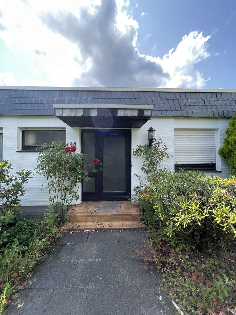 Rarität ! Bungalow in Bestlage mit Garten und XL-Garage.