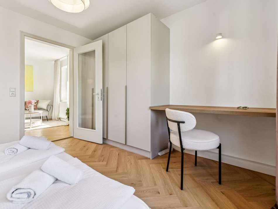 Schlafzimmer mit Arbeitsplatz