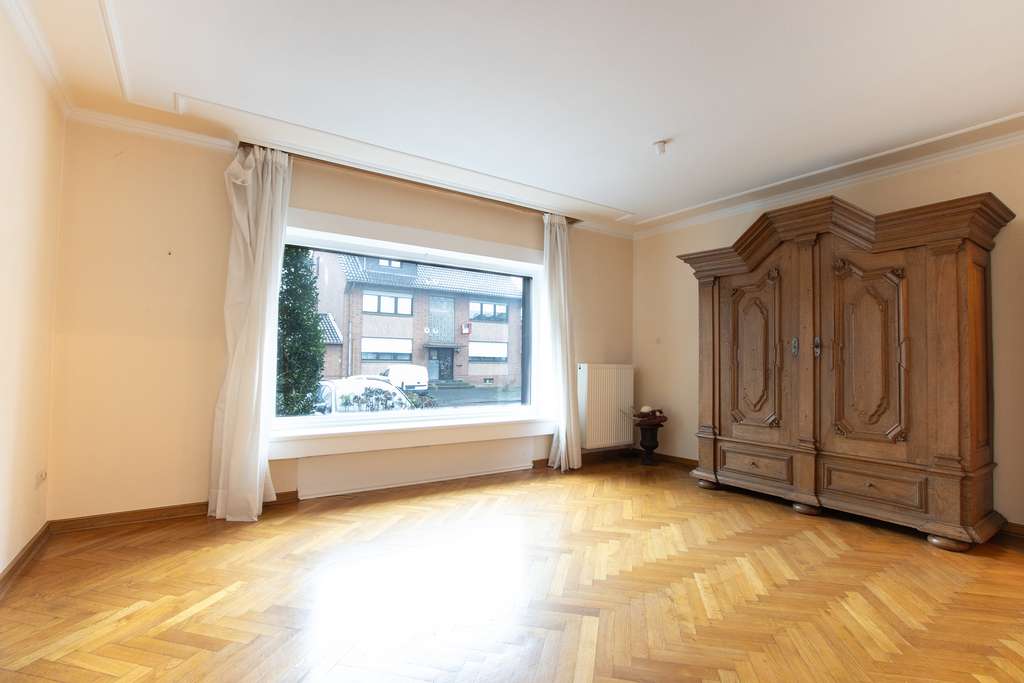 Immobilie in Korschenbroich - Freistehendes 1-2 Familienhaus mit Carport, 3-4 KFZ Stellplätzen und Wohnmobilstellplatz - Bild 4