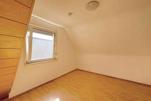 Dreifamilienhaus (aufgeteilt) mit Ausbaupotenzial in attraktiver Lage im Herzen von Vaihingen – Die vollständige Adresse der Immobilie erhältst du vom Anbieter., 70563 Vaihingen-Mitte, Stuttgart – Vorschaubild 4