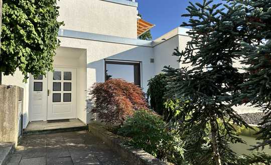 Wohnglück mit Weitblick: Terrassenhaus mit kleinem Südwestgarten
