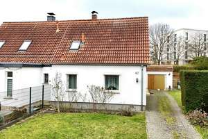 Sanierungsbedürftige Doppelhaushälfte mit Anbau und großzügigem Garten! – Die vollständige Adresse der Immobilie erhältst du vom Anbieter., 1169 Gorbitz-Süd, Dresden – Vorschaubild 1