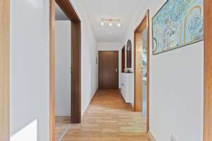 HELLE DACHGESCHOSSWOHNUNG IN PFERSEE MIT NEUWERTIGER EINBAUKÜCHE, TG-STELLPLATZ UND KELLER – Die vollständige Adresse der Immobilie erhältst du vom Anbieter., 86157 Pfersee-Nord, Augsburg – Vorschaubild 3
