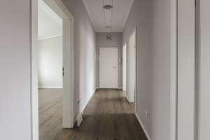 Einzugsbereit! Neuwertige 3,5-Raum-Dachgeschosswohnung mit Balkon und TG-Stellplatz in Frohnhausen – Die vollständige Adresse der Immobilie erhältst du vom Anbieter., 45145 Frohnhausen, Essen – Vorschaubild 3