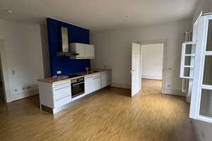 Wohnen im Baudenkmal „Domänenkanzlei“ – sanierte Altbauwohnung mit Balkon, bezugsfrei & provisionsfr